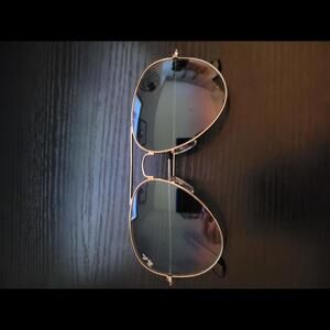 Ray-Ban Aviator Sunglasses with Gold Frame and Gradient Gray Lenses